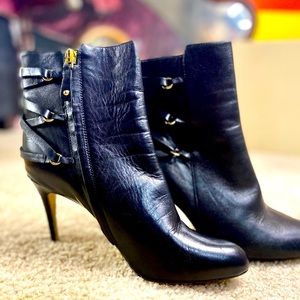 Halogen women’s black leather heel ankle booties 9m